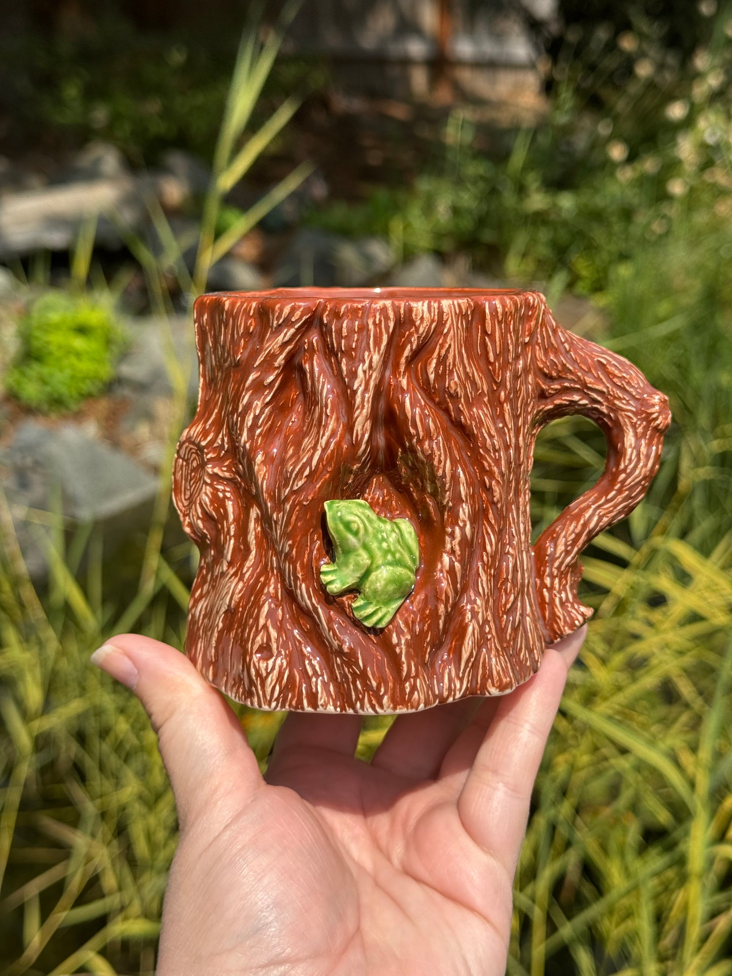 Stump Mug with Frogs