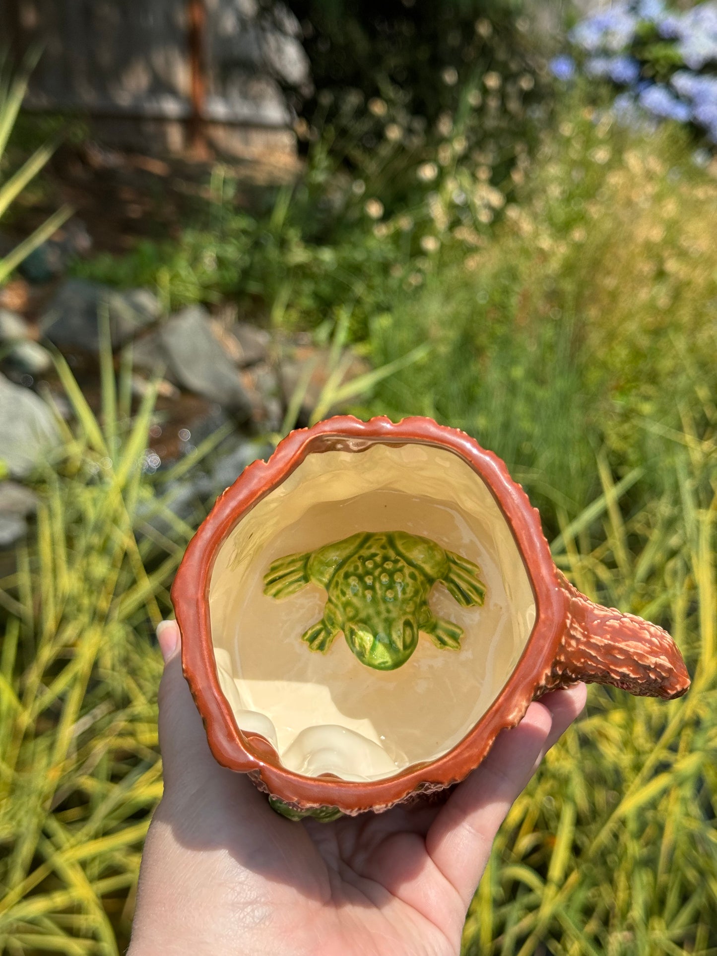 Stump Mug with Frogs