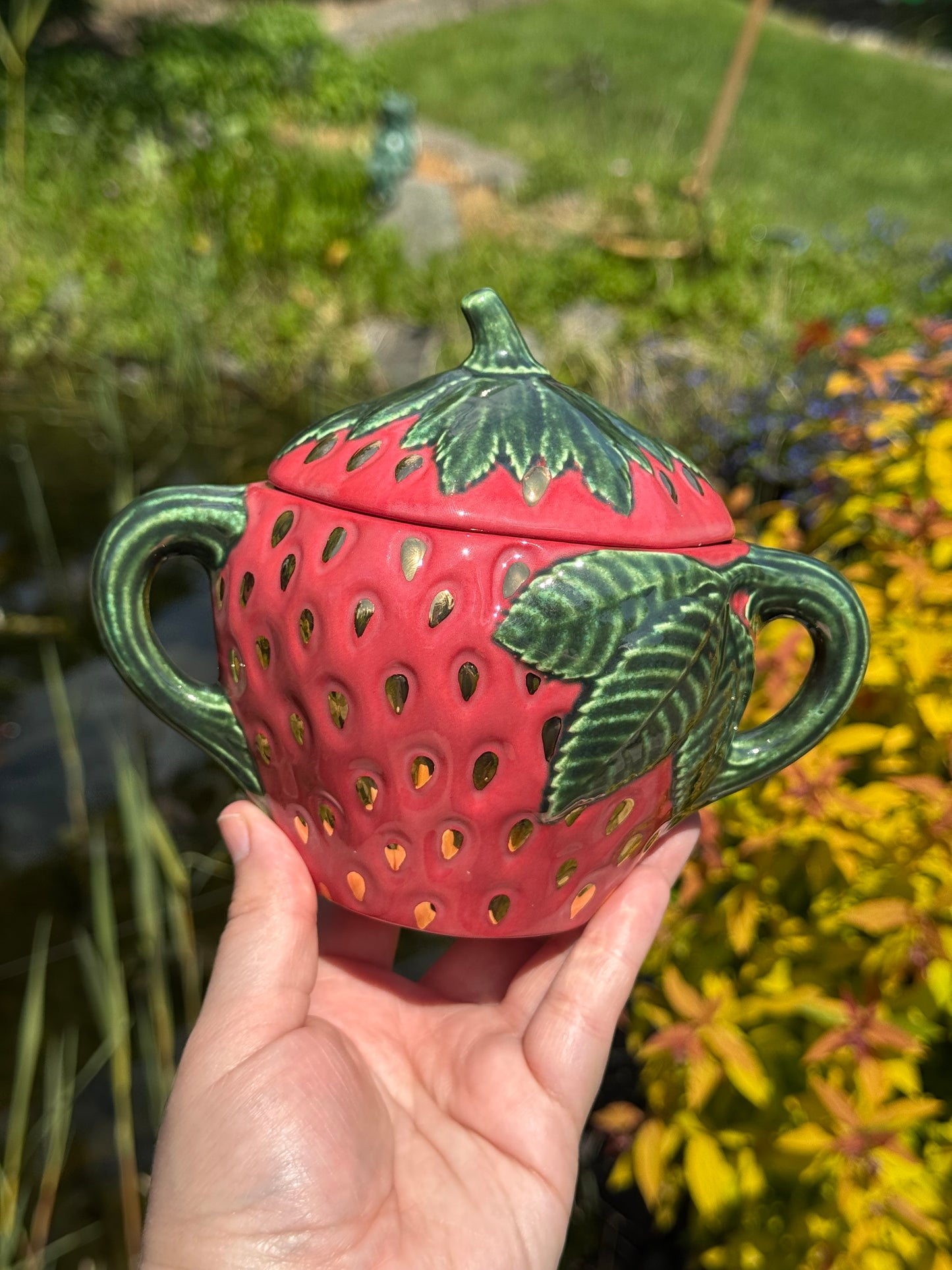 Strawberry Cream and Sugar Set with Gold Seeds