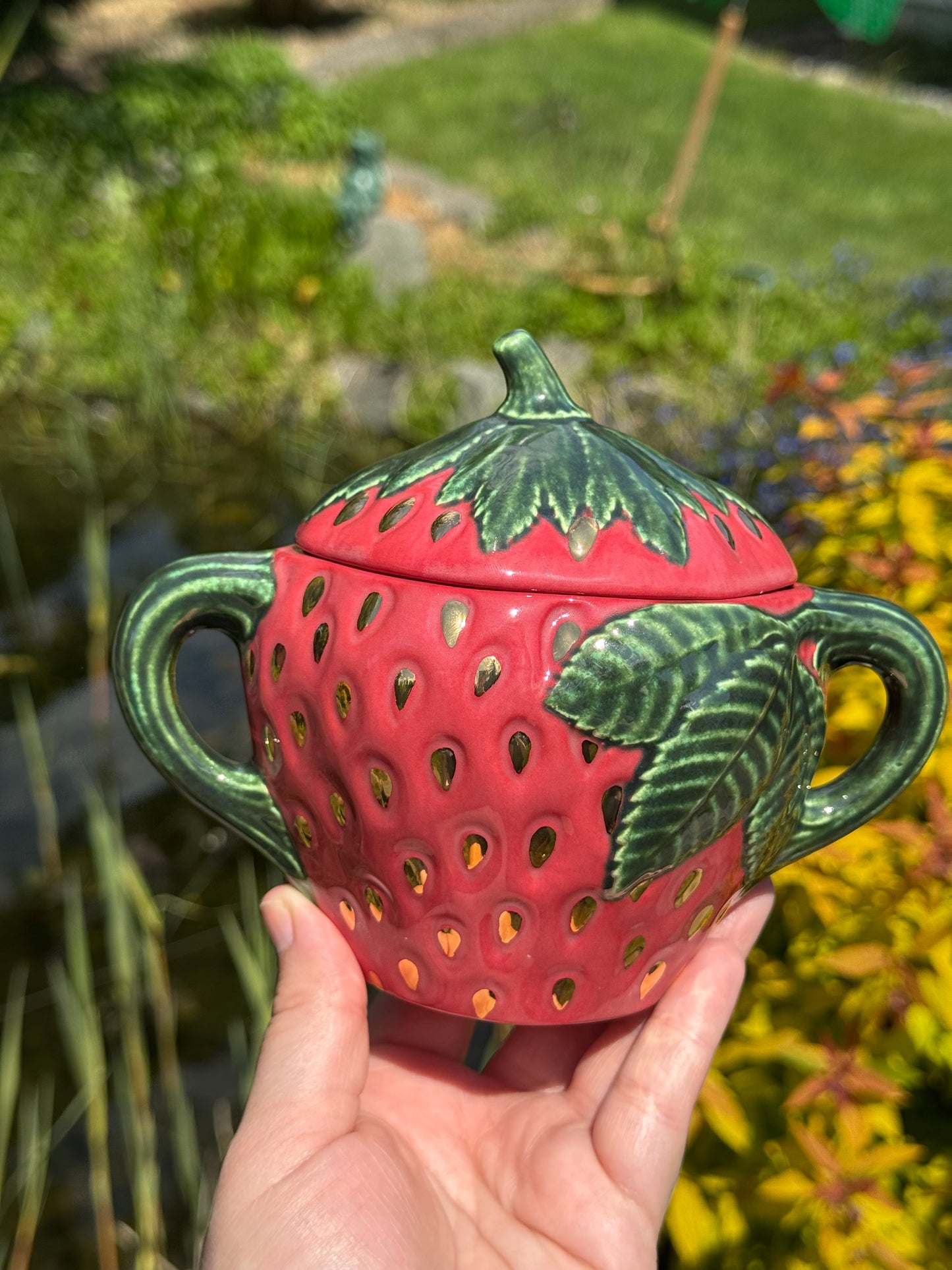 Strawberry Cream and Sugar Set with Gold Seeds