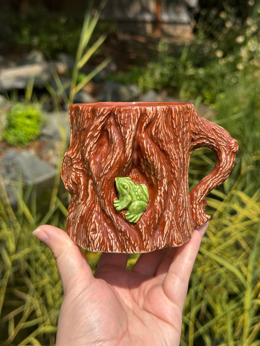 Stump Mug with Frogs