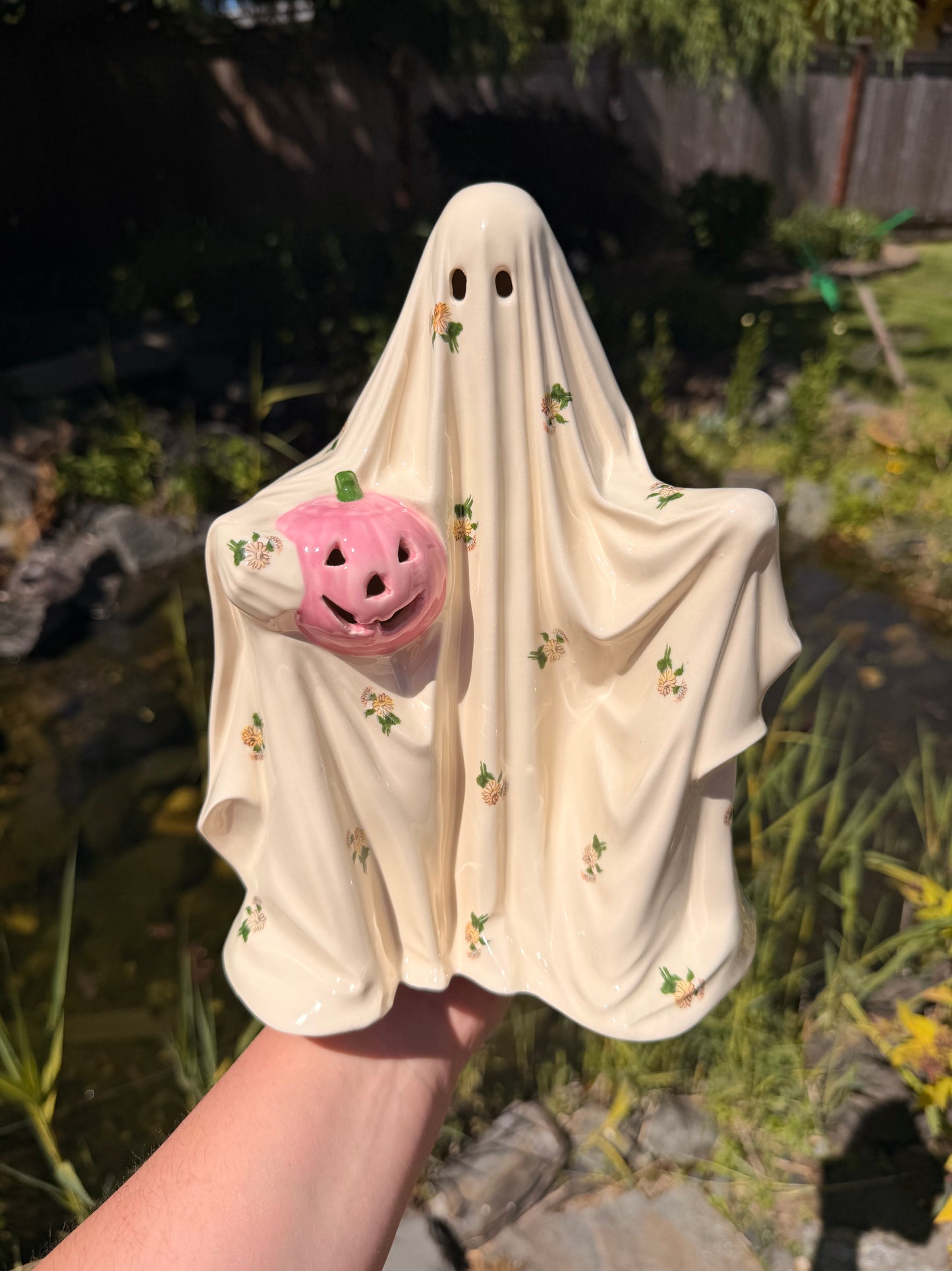 Vintage Daisies Sheet Ghost with Pink Pumpkin